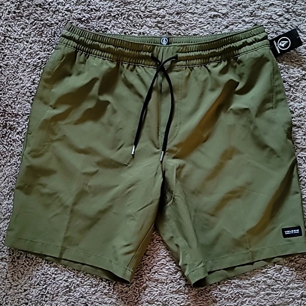 Volcom hybrid shorts- size L